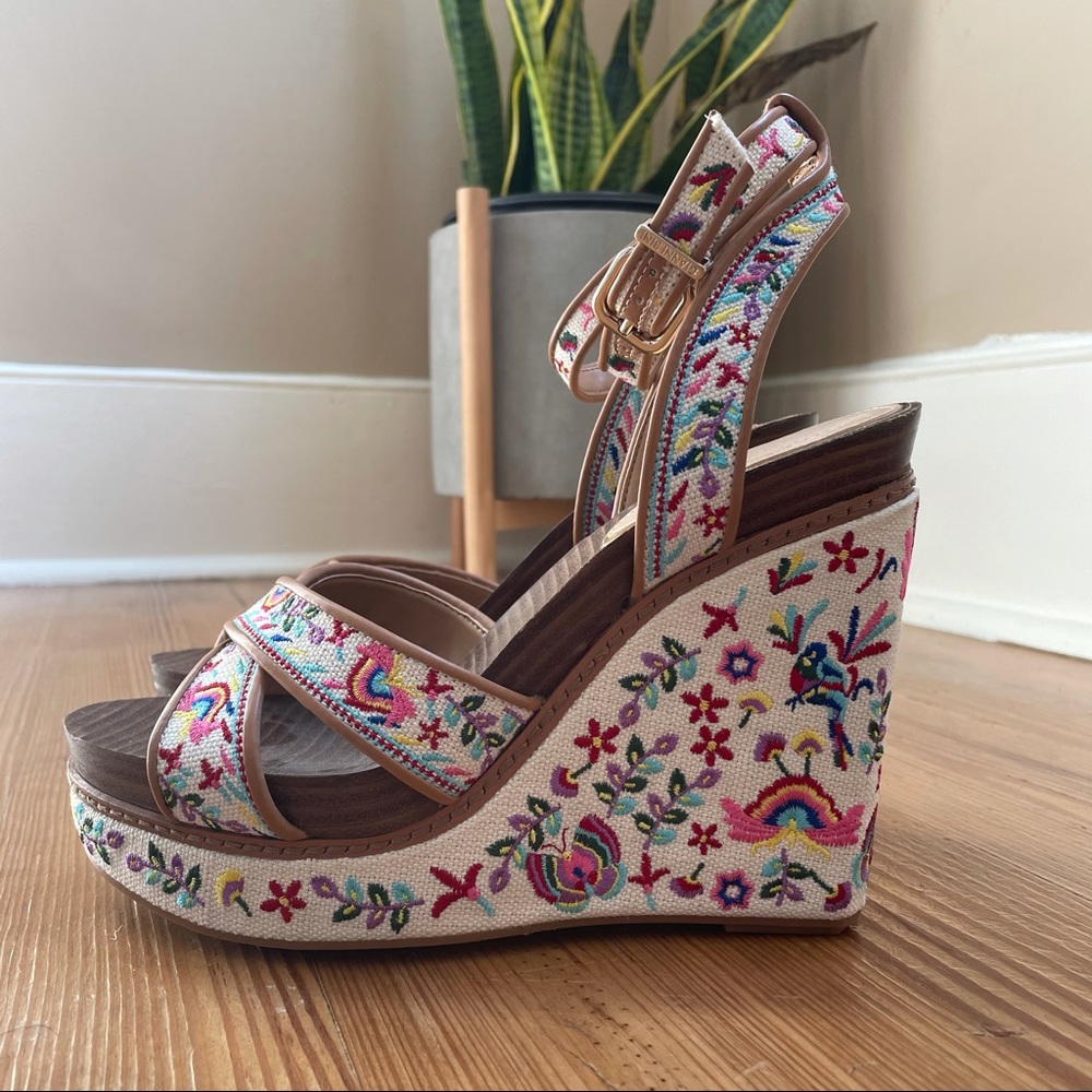 NWT Gianni Bini embroidered wedges SIZE 8.5